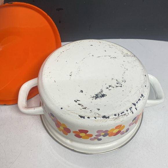 Daisy Flower 8” Diameter Enamel Stockpot Two Handle Pan Matching Lid - Picture 15 of 17